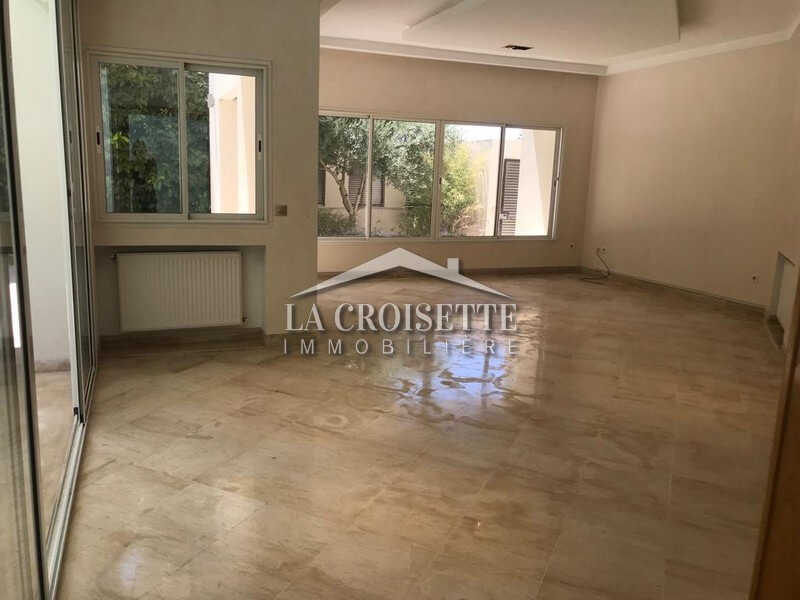Villa S+5 avec piscine à Ain Zaghouan Nord 